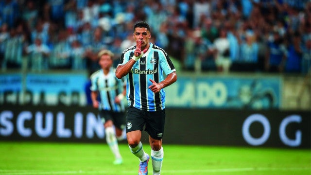 Suárez faz três na estreia, Grêmio goleia o São Luiz e conquista a Recopa