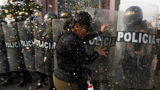 Incêndio atinge prédio no Peru em meio a protestos contra presidente