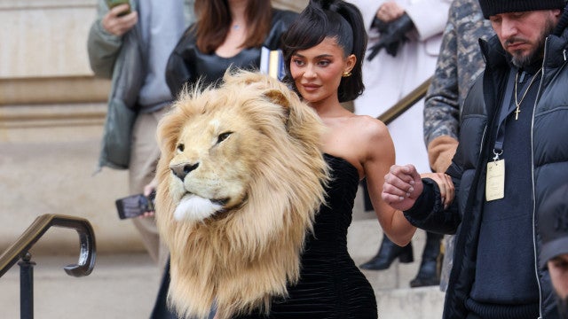 Kylie Jenner usa vestido com cabeça falsa de leão em desfile