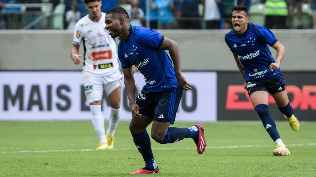 Com um a menos, Cruzeiro sofre e fica no empate com o Athletic pelo Mineiro