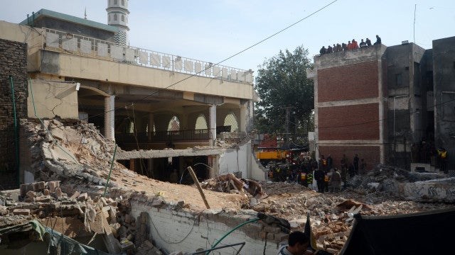 Mortes em atentado a mesquita no Paquistão sobem a mais de 100