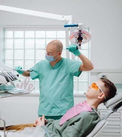 Com implante dentário sem dor você volta a sorrir