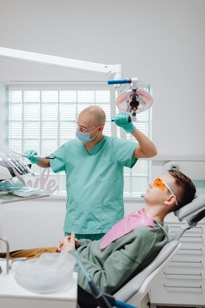 Com implante dentário sem dor você volta a sorrir