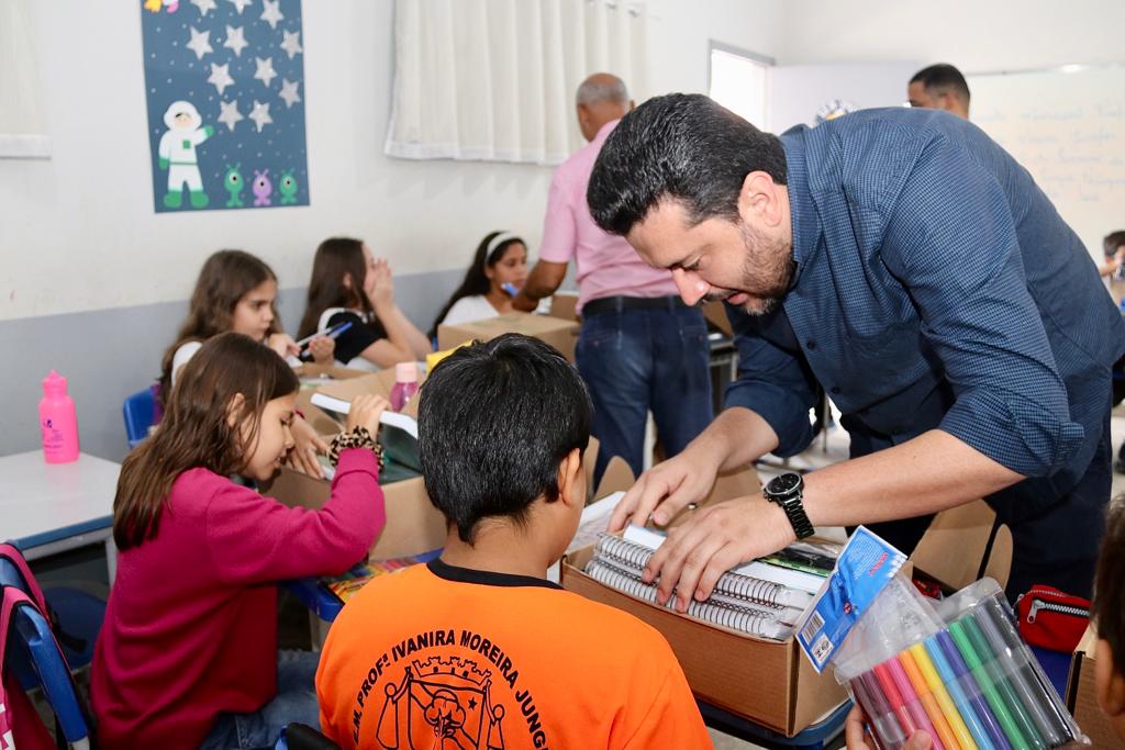 PREFEITURA DE COLÍDER INICIA ENTREGA DOS KITS ESCOLARES PARA ALUNOS DA REDE MUNICIPAL