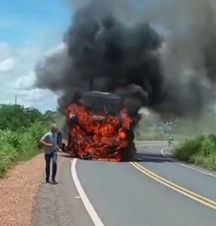 Motociclista morre após bater frontalmente em ônibus na estrada da Guia; veículo pega fogo