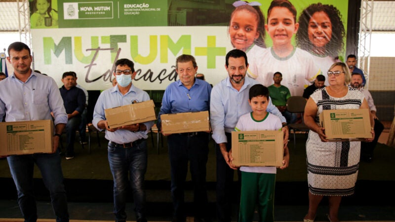 Prefeitura entrega 9 mil kits escolares para alunos de Nova Mutum