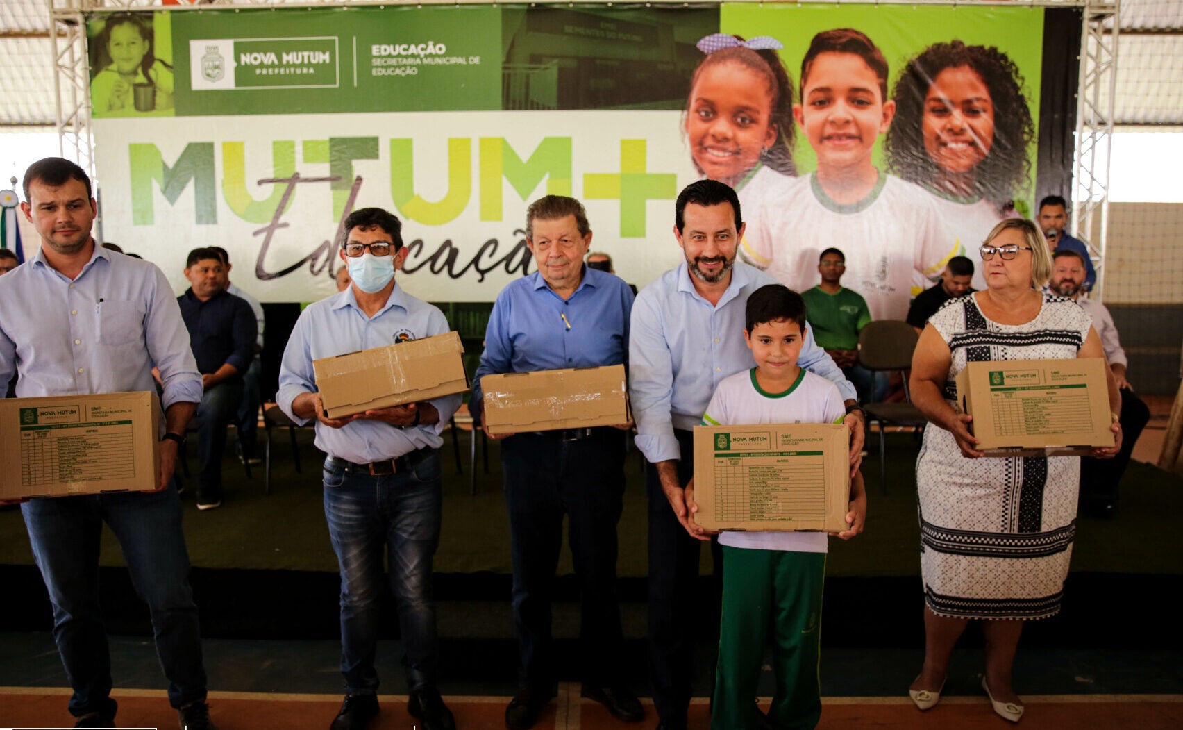 Prefeitura entrega 9 mil kits escolares para alunos de Nova Mutum