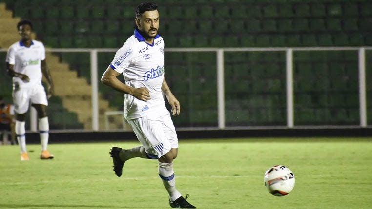 Titular em todos os jogos no ano e participação em três gols nos últimos quatro jogos, Robinho valoriza momento no Avaí