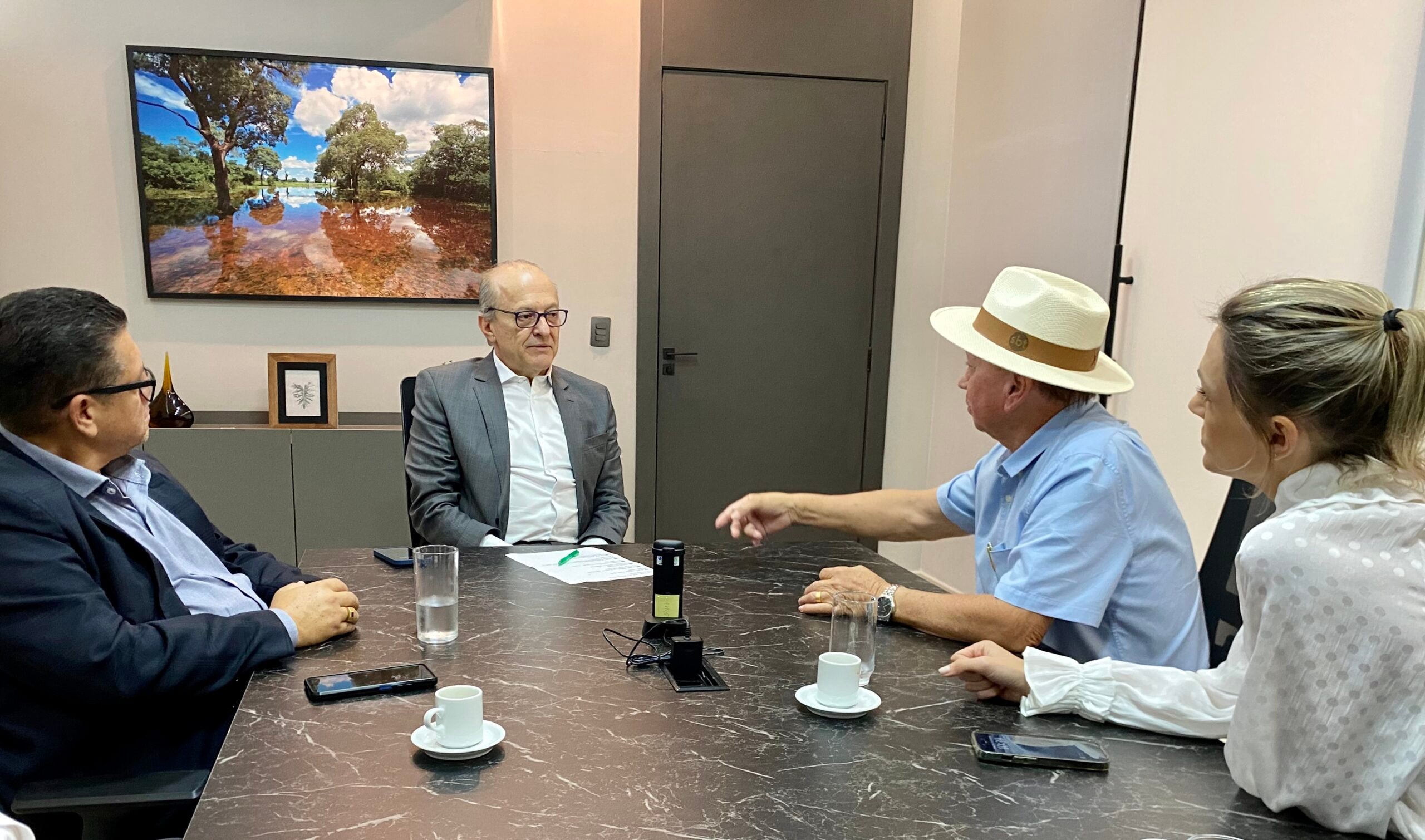 Dorner vai a Cuiabá e pede a vice-governador apoio na ampliação da frota de ônibus escolar