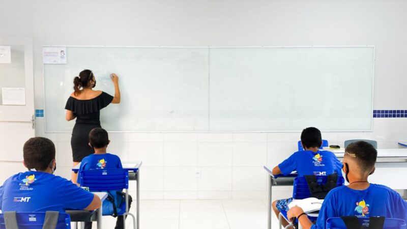 Governo de Mato Grosso sanciona lei que autoriza professores a mudar carga horária e aumentar salário