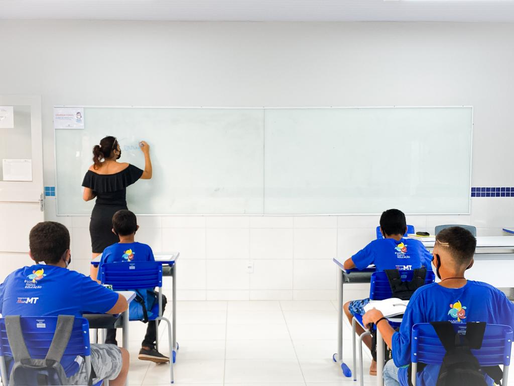 Governo de Mato Grosso sanciona lei que autoriza professores a mudar carga horária e aumentar salário