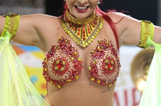 Musa do Flamengo Nanda Marques desfila como Musa da Lins imperial ,rainha de bateria em bloco e escola de samba no Rj