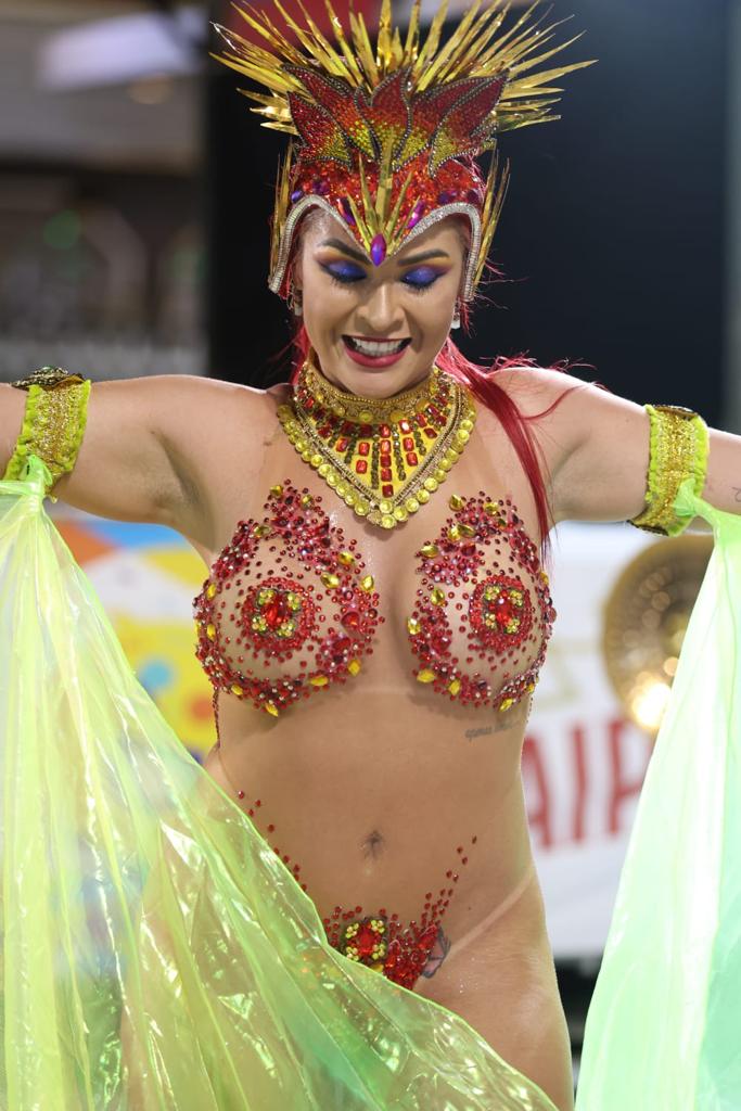 Musa do Flamengo Nanda Marques desfila como Musa da Lins imperial ,rainha de bateria em bloco e escola de samba no Rj