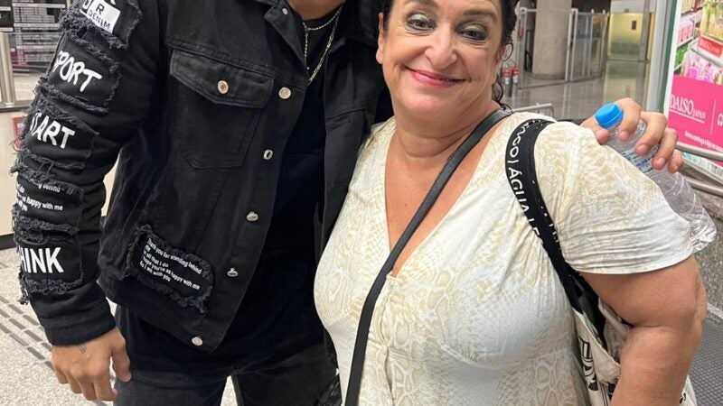 Thauan Teixeira cumprimenta a atriz Grace Gianoukas pela interpretação da eterna Dercy Gonçalves