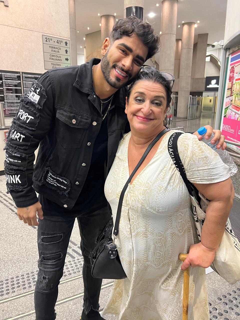 Thauan Teixeira cumprimenta a atriz Grace Gianoukas pela interpretação da eterna Dercy Gonçalves