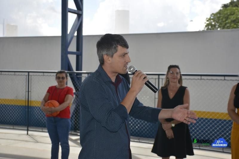 Prefeito de Matupá inaugurou quadra esportiva e anunciou aumento salarial aos profissionais da educação