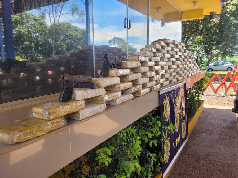 PRF apreende 107,5 kg de pasta base de cocaína e 2 armas de fogo