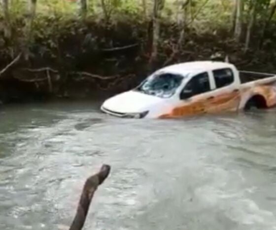 Indígenas tentam atravessar ponte sobre rio em fúria e criança é levada pela correnteza; veja vídeo