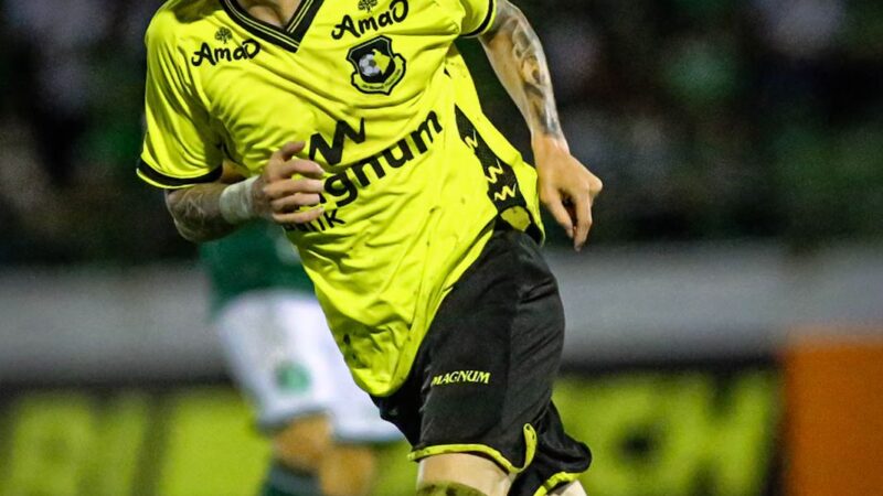 Chrystian marca duas vezes e exalta goleada do São Bernardo sobre o Guarani no Brinco do Ouro