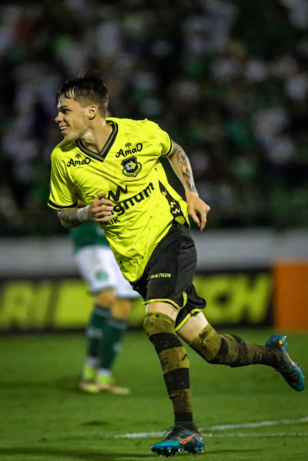 Chrystian marca duas vezes e exalta goleada do São Bernardo sobre o Guarani no Brinco do Ouro