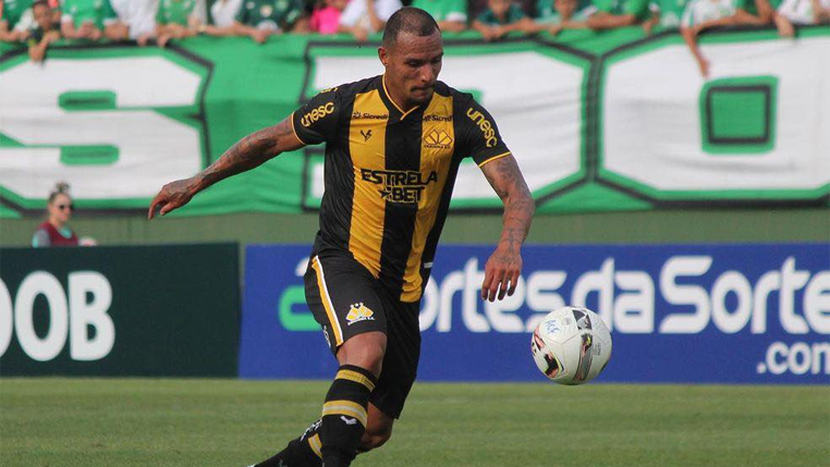 Titular em 87% dos jogos da temporada, Arilson comemora sequência pelo Criciúma