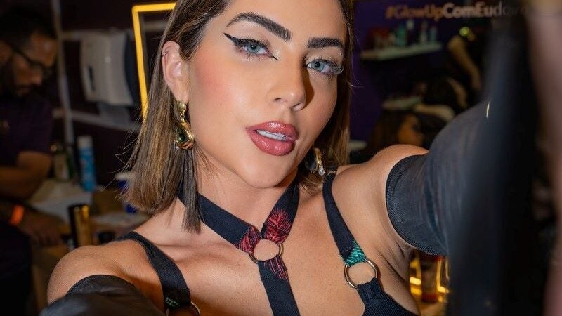 Jade Picon surge deslumbrante com look cheio de recortes para curtir o desfile das Campeãs na Sapucaí