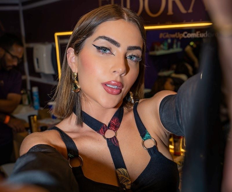 Jade Picon surge deslumbrante com look cheio de recortes para curtir o desfile das Campeãs na Sapucaí