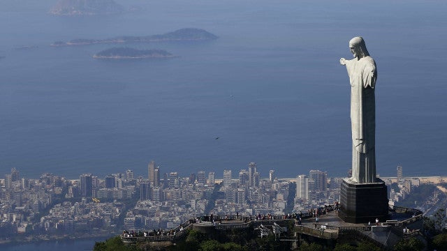 Raio que atingiu Cristo Redentor causou danos na iluminação da estátua