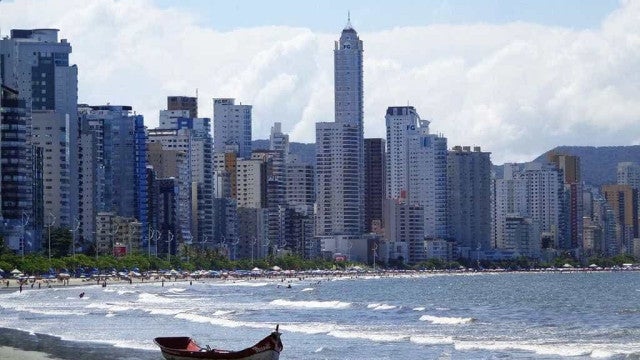 Praia de Balneário Camboriú tem 4 pontos com nível máximo de coliformes fecais