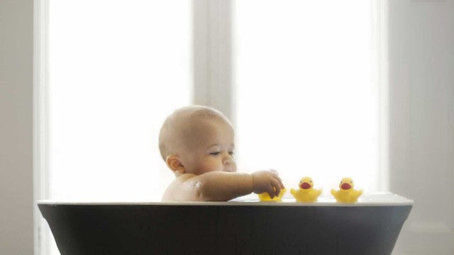 Menina de 10 meses morre afogada após brinquedo tapar ralo da banheira