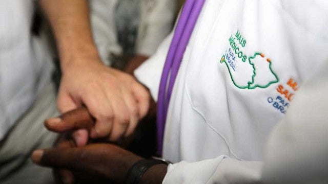 Governo ampliará Mais Médicos com prioridade aos brasileiros