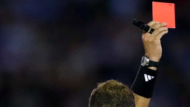 Árbitro é agredido por jogador em Portugal e encerra partida aos 42 do 2º tempo
