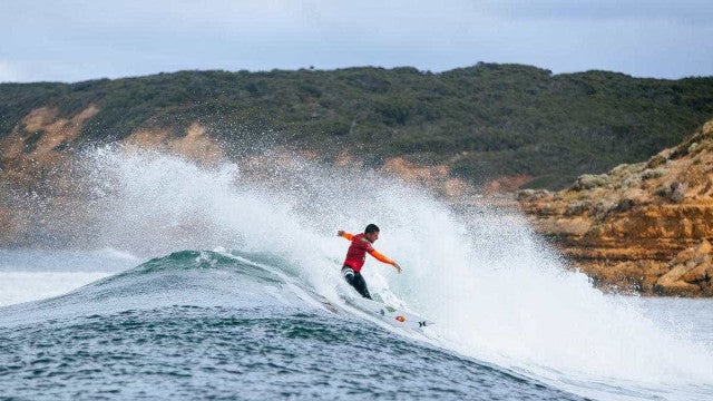 Filipinho vai às quartas em Pipeline contra Chumbinho; Medina cai, Ibelli avança