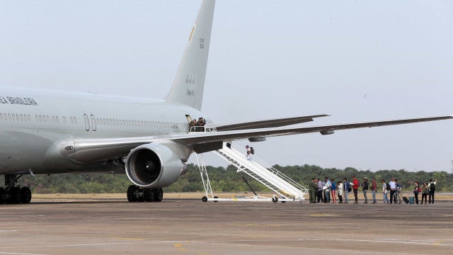Avião da FAB chega com brasileiros e turcos sobreviventes do terremoto