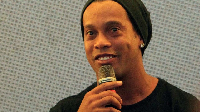 Ronaldinho Gaúcho volta aos gramados em ‘Jogo dos Famosos’ e faz dois gols