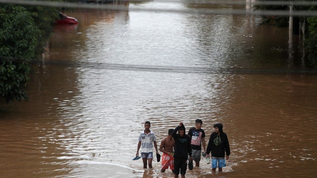 Criança desaparece e homem morre levado por enxurrada em SP
