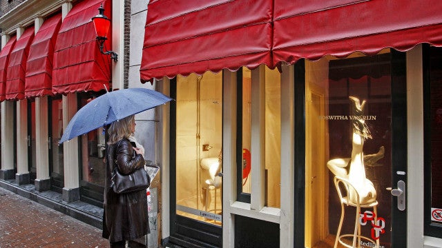 Amsterdã vai proibir maconha nas ruas do distrito da luz vermelha