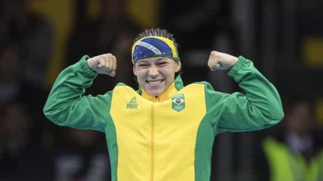 Bia Ferreira se divide entre boxe profissional e olímpico pelo sonho do ouro