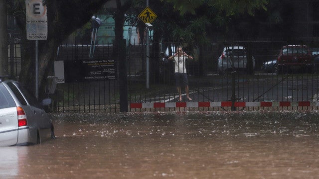 Saiba como ajudar os afetados pela chuva no litoral norte de SP
