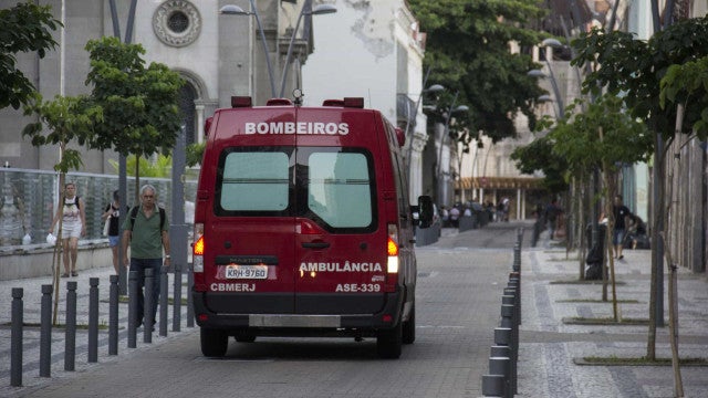 Bombeiros continuam buscas por desaparecidos em naufrágio no Rio