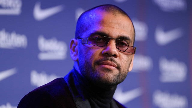 Dani Alves apresenta-se, agora, como vítima: "Só queria protegê-la…"