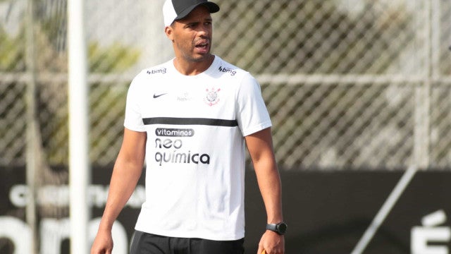 Fernando Lázaro admite preocupação com gols de bola aérea no Corinthians