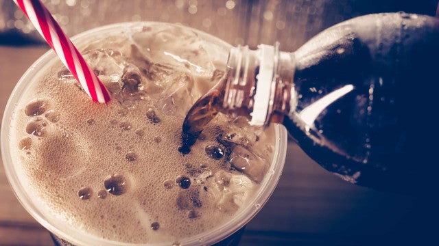 Casal que bebeu refrigerante com soda cáustica é indenizado em R$ 8 mil