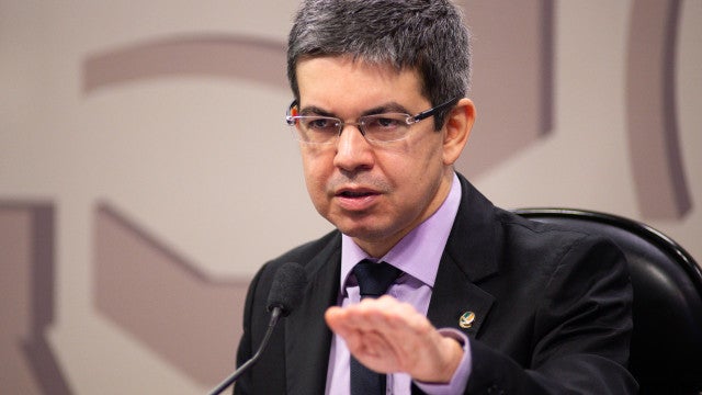 Objetivo é chegar ao final do ano com taxa de juros de 8% ou 7%, diz Randolfe