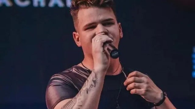 Cantor sertanejo morre após motorista em fuga invadir pista contrária e bater em seu carro