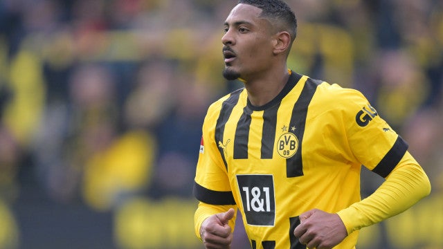 Após vencer câncer no testículo, Haller volta a marcar em goleada do Borussia