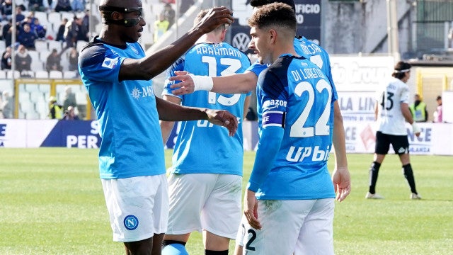 Líder Napoli aproveita erros do Spezia, vence por 3 a 0 e pode abrir 16 pontos