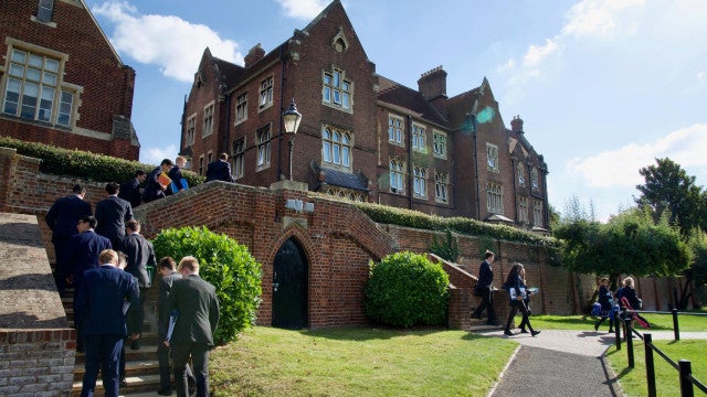 Caso de família morta em colégio é investigado como homicídio e suicídio