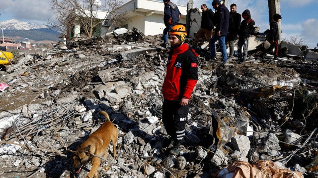 Turquia. Pessoas presas nos escombros enviam vídeos e gravações de áudio