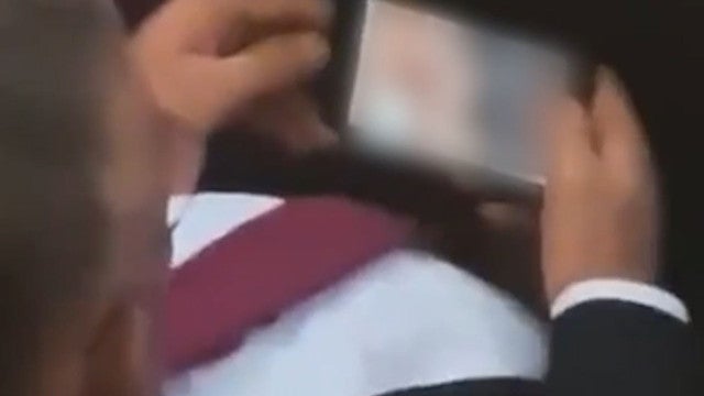 Deputado sérvio se demite após ser flagrado vendo pornografia em debate